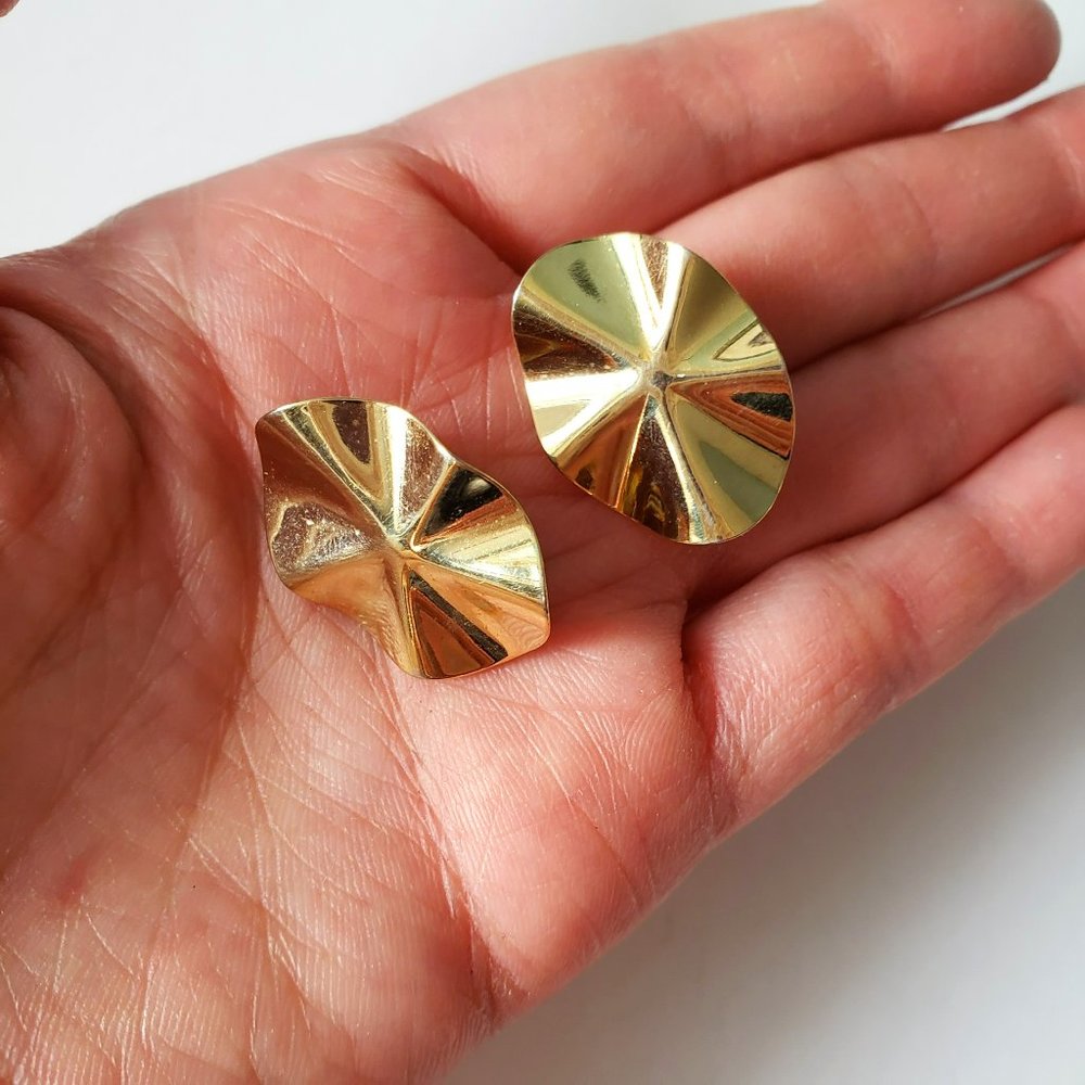 Vintage Gold Toned Abstract Oval Clip on Earrings